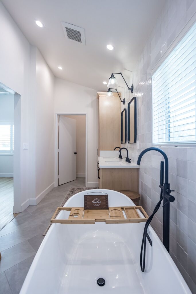 The tub on axis with the suite, seen from the entry door