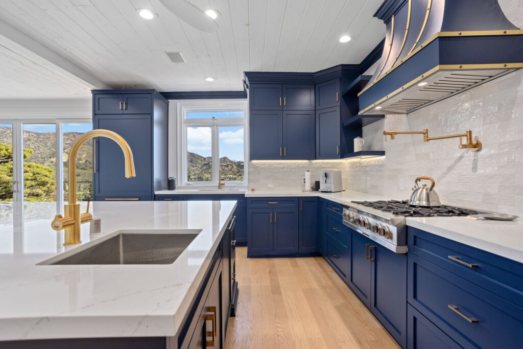 Perimeter run and range wall with stacked marble-look splashback