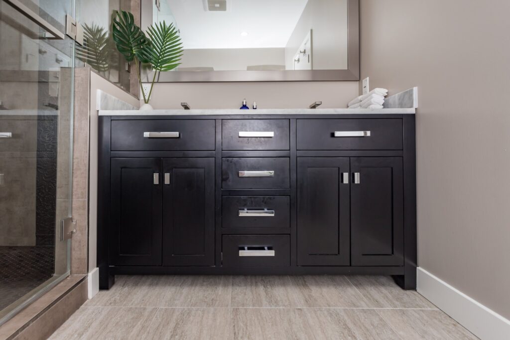 The vanity square on, with clear floor space in front of it