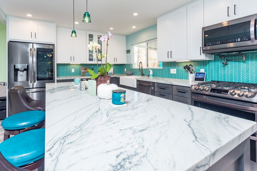 A single run of marble worktop across the length of a kitchen island