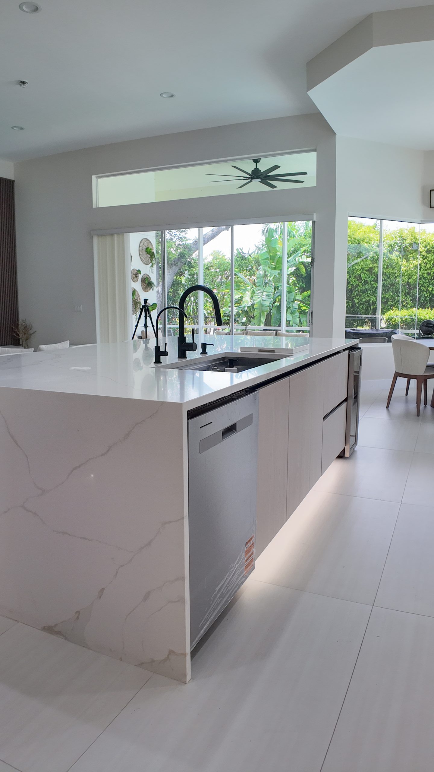 The kitchen from the terrace side, sink island facing the garden