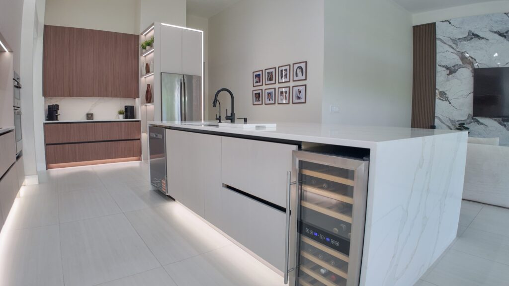 Island run incorporating temperature-controlled wine storage alongside a stone-clad feature wall