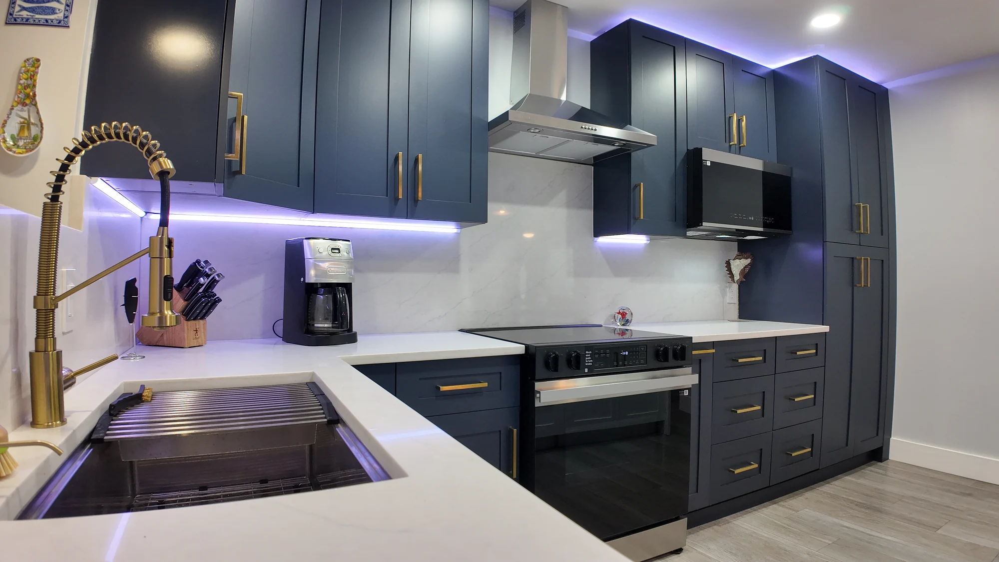 Finished kitchen with extractor hood and worktop run