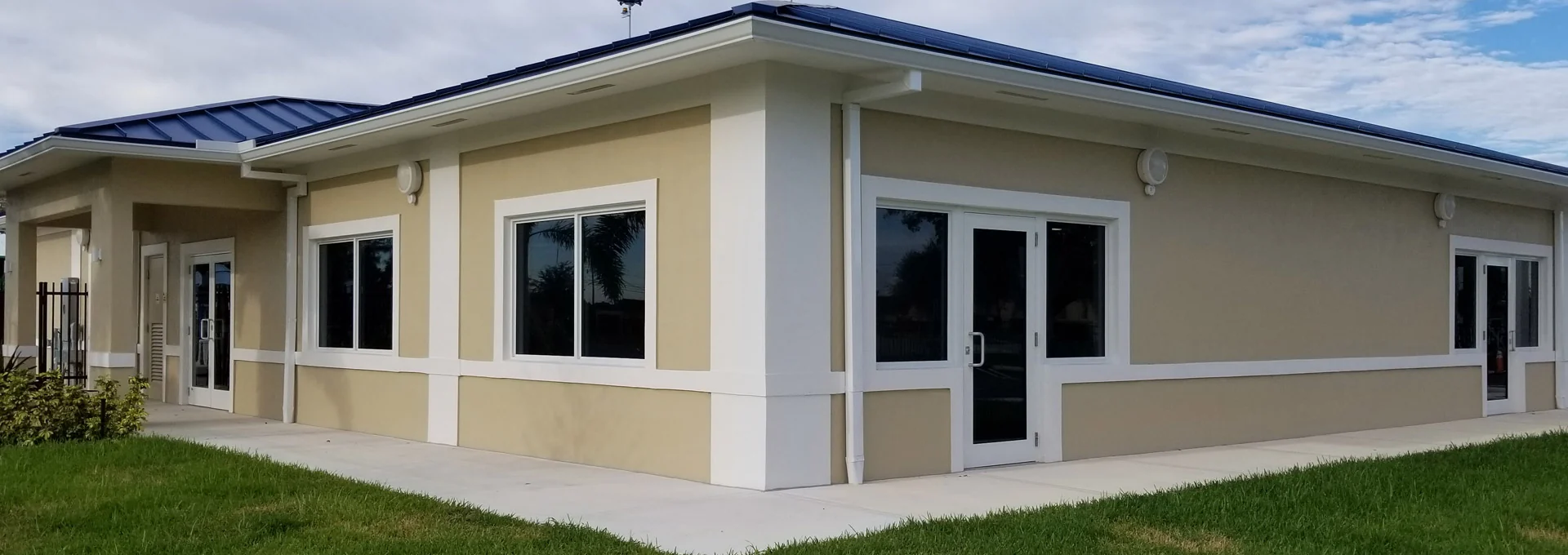 Single-storey elevation with new window installations