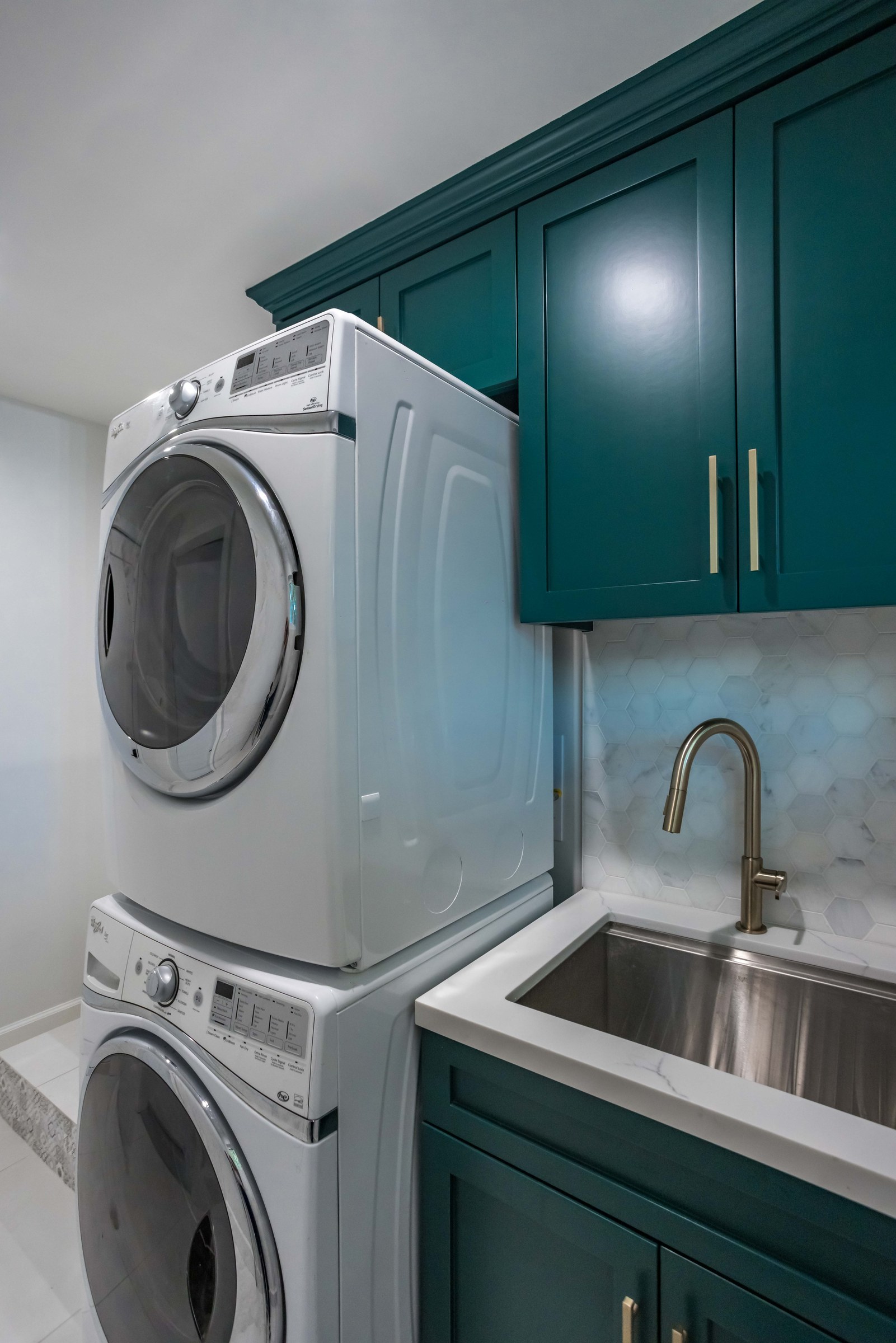 Emerald Shaker Kitchen Remodel with Wolf & Sub-Zero Appliance Suite