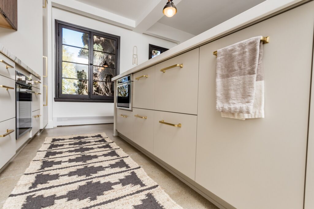 Open-Concept Kitchen Remodel with Fluted Walnut Cabinetry and Bookmatched Marble — photo 15