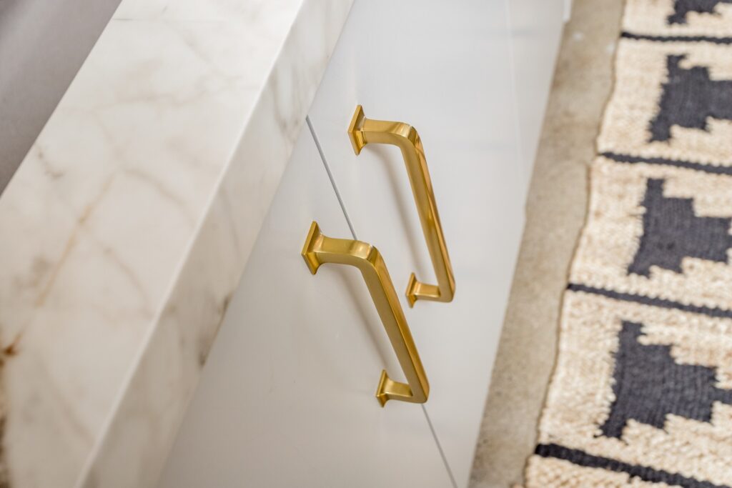 Open-Concept Kitchen Remodel with Fluted Walnut Cabinetry and Bookmatched Marble — photo 17